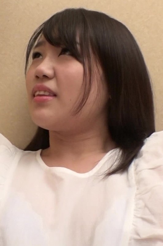 愛嬌たっぷり！巨乳揺らしまくりの美少女
